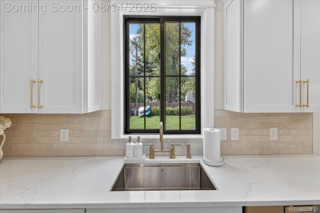 9295 Elmhurst Avenue, Plymouth Charter Township, MI 48170