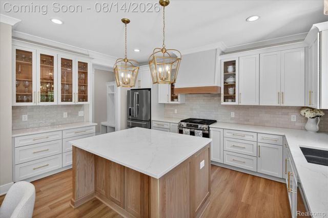 9295 Elmhurst Avenue, Plymouth Charter Township, MI 48170