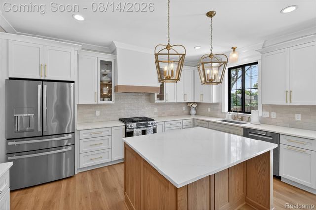 9295 Elmhurst Avenue, Plymouth Charter Township, MI 48170
