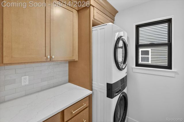 9295 Elmhurst Avenue, Plymouth Charter Township, MI 48170