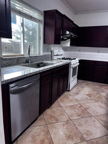 1950 W Rio Hondo Way, Hanford, CA 93230