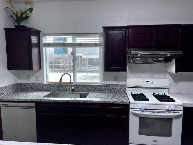 1950 W Rio Hondo Way, Hanford, CA 93230