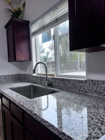 1950 W Rio Hondo Way, Hanford, CA 93230