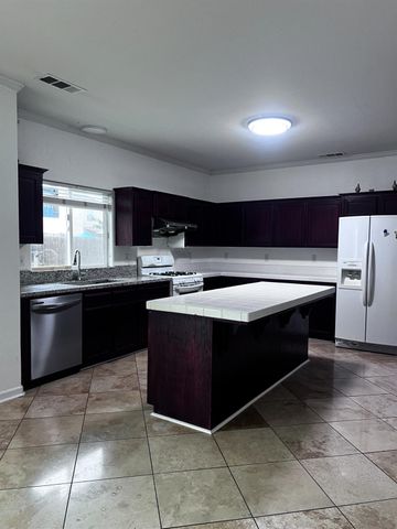 1950 W Rio Hondo Way, Hanford, CA 93230