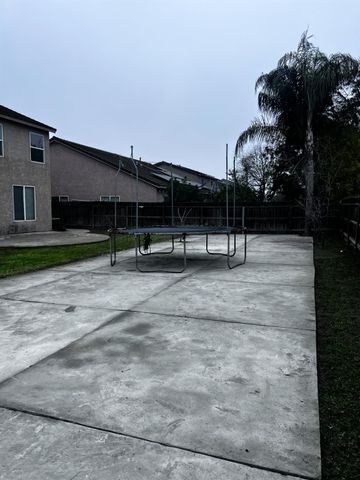 1950 W Rio Hondo Way, Hanford, CA 93230