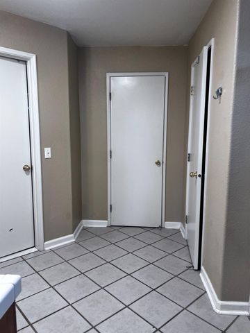 1950 W Rio Hondo Way, Hanford, CA 93230