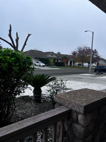 1950 W Rio Hondo Way, Hanford, CA 93230