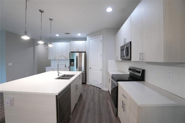 2004 E GRANT AVENUE, Orlando, FL 32806