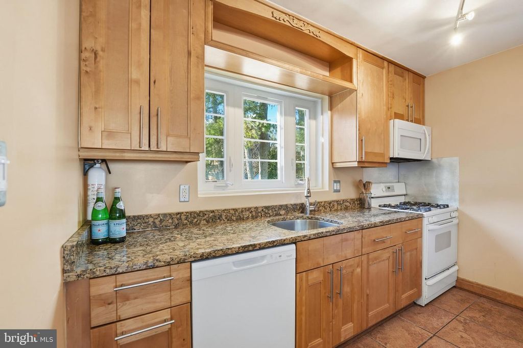 Image 9 of property listing at 5364 POOKS HILL RD, Bethesda, MD 20814
