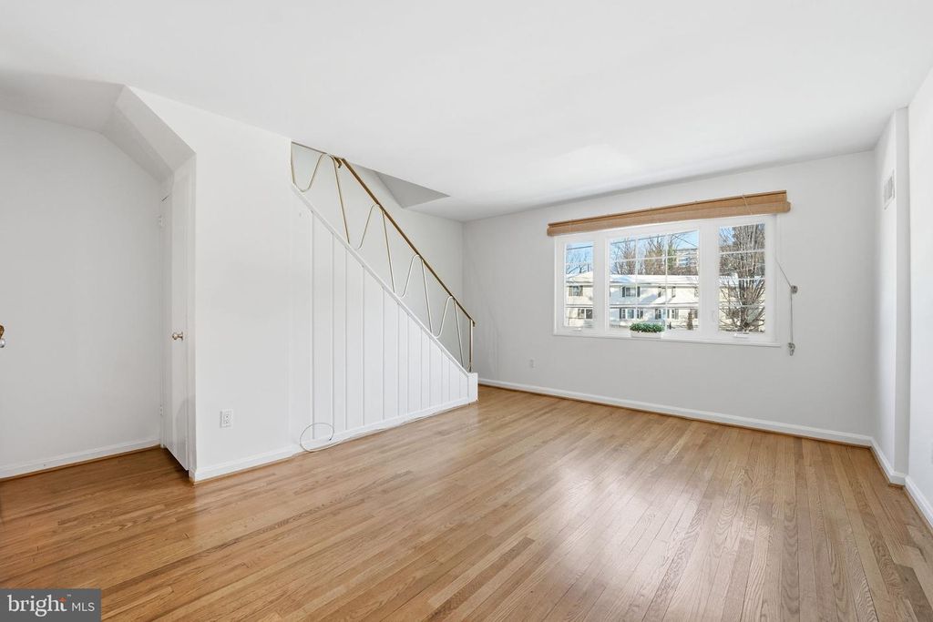Image 6 of property listing at 5364 POOKS HILL RD, Bethesda, MD 20814