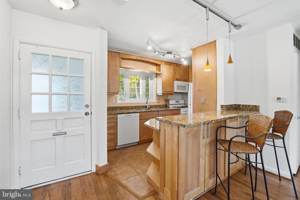 Image 8 of property listing at 5364 POOKS HILL RD, Bethesda, MD 20814