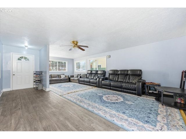 6401 Se HAZEL St, Portland, OR 97206