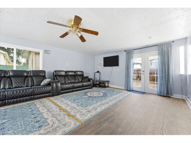 6401 Se HAZEL St, Portland, OR 97206