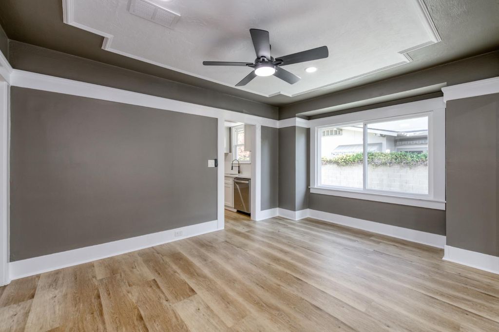 Image 10 of property listing at 627 E Mckinley Avenue, Fresno, CA 93728