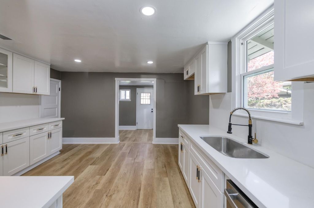 Image 11 of property listing at 627 E Mckinley Avenue, Fresno, CA 93728