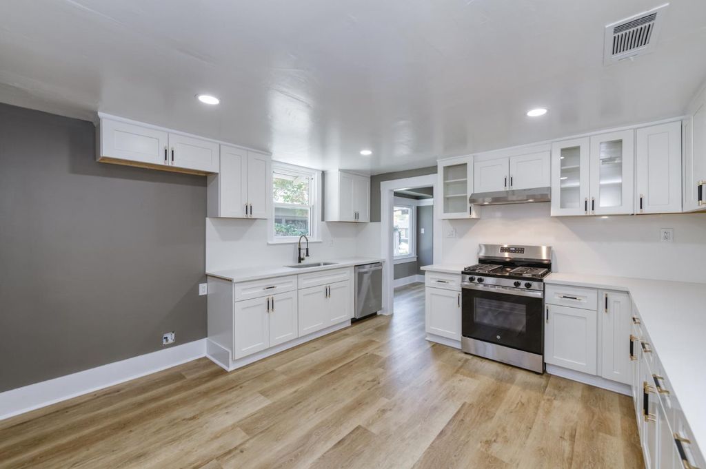 Image 13 of property listing at 627 E Mckinley Avenue, Fresno, CA 93728