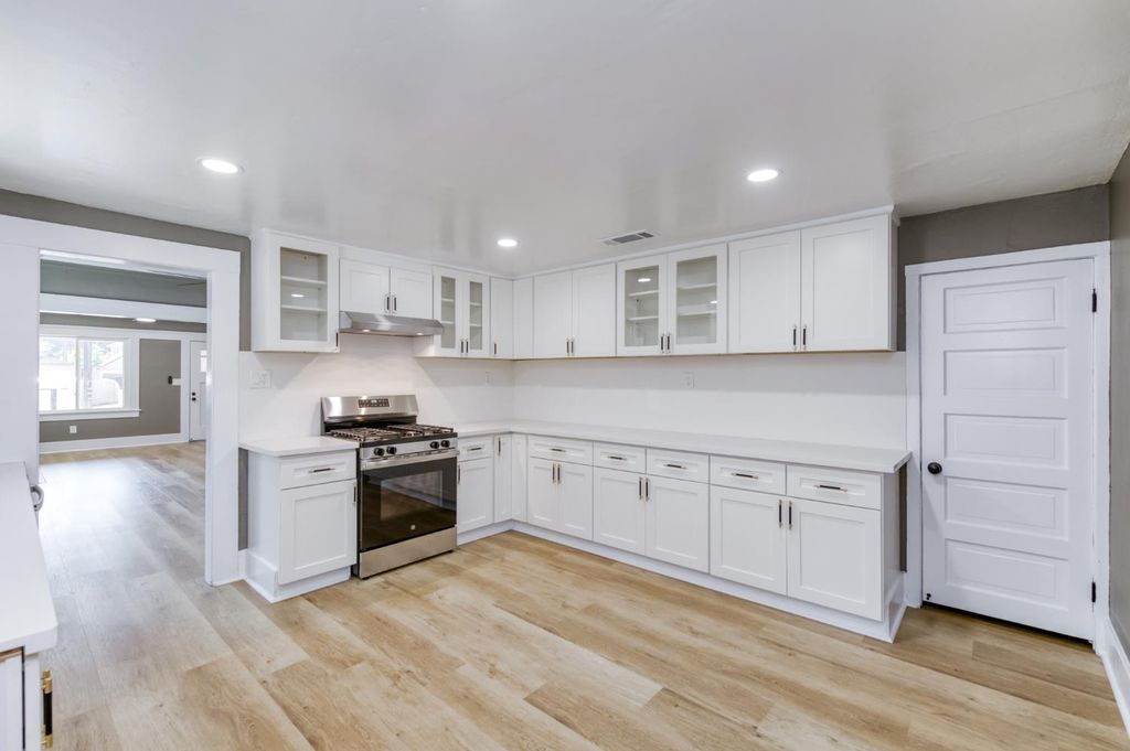 Image 14 of property listing at 627 E Mckinley Avenue, Fresno, CA 93728