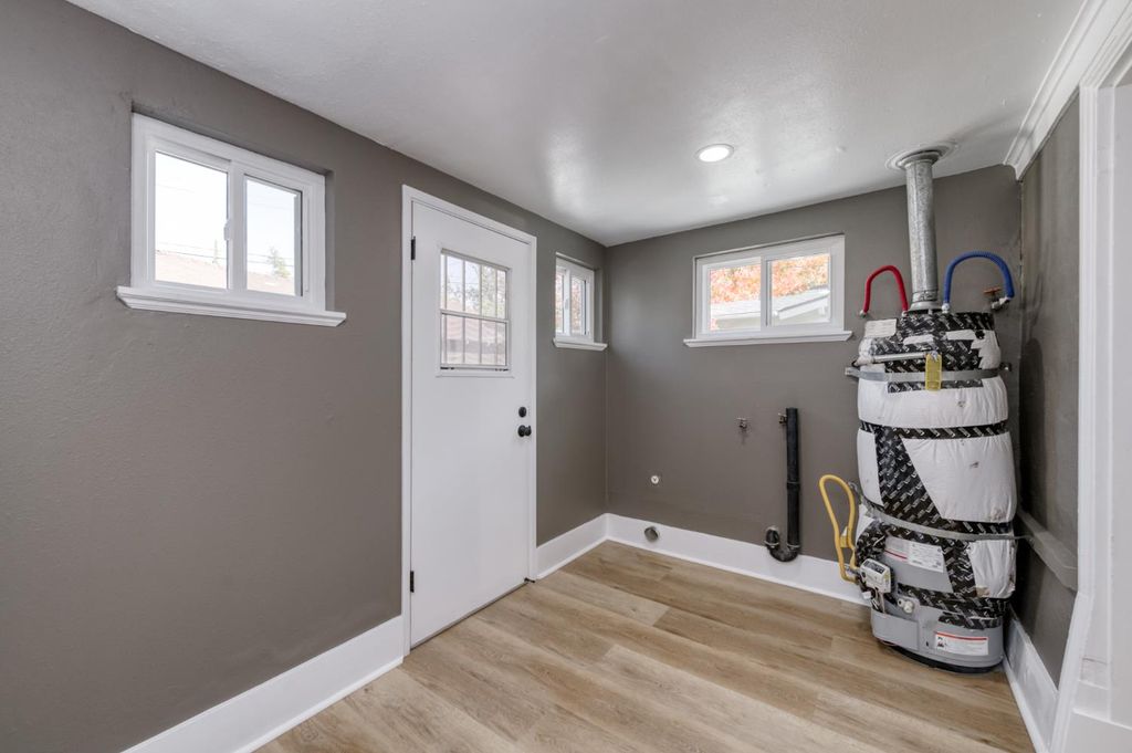 Image 15 of property listing at 627 E Mckinley Avenue, Fresno, CA 93728