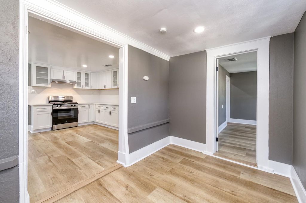 Image 16 of property listing at 627 E Mckinley Avenue, Fresno, CA 93728