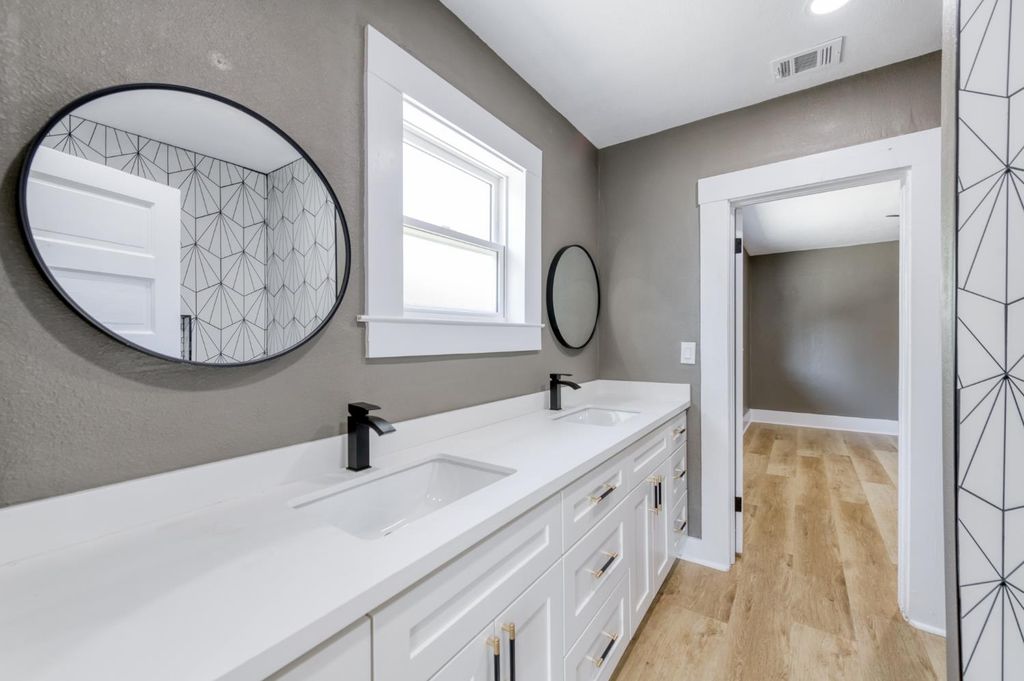 Image 25 of property listing at 627 E Mckinley Avenue, Fresno, CA 93728