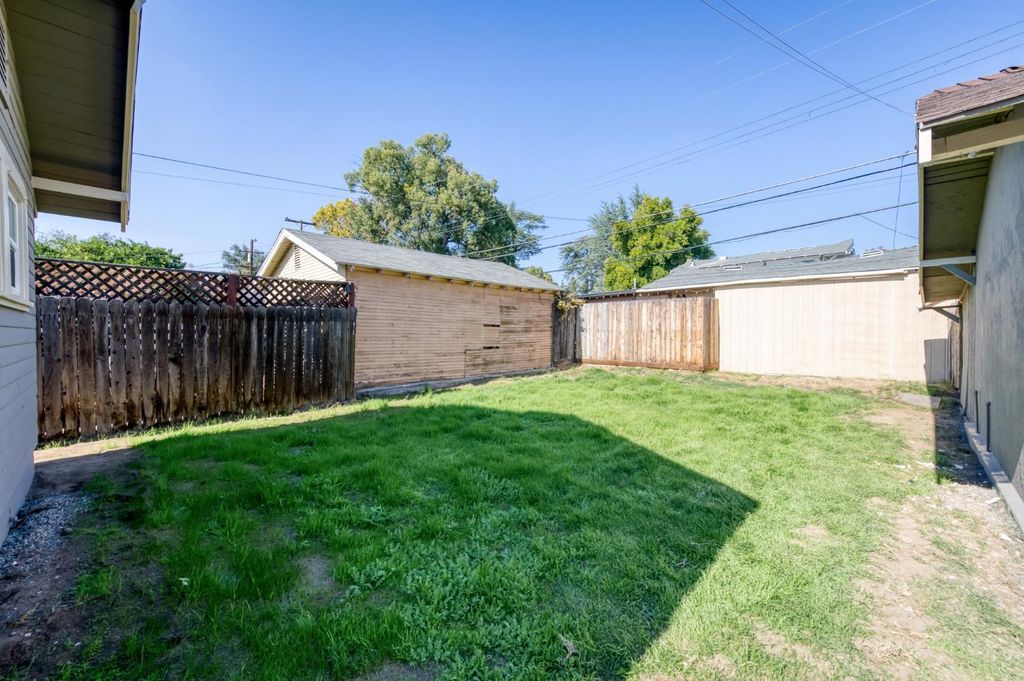Image 26 of property listing at 627 E Mckinley Avenue, Fresno, CA 93728