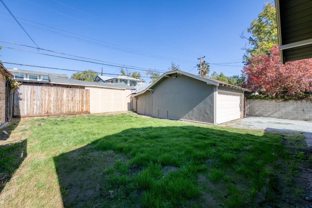 Image 27 of property listing at 627 E Mckinley Avenue, Fresno, CA 93728