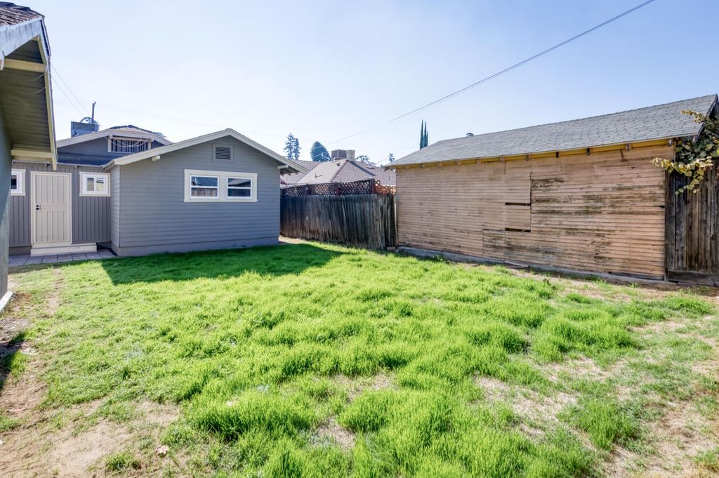 Image 29 of property listing at 627 E Mckinley Avenue, Fresno, CA 93728