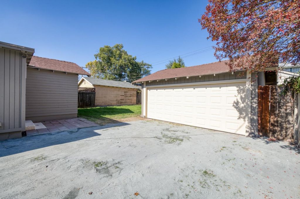 Image 33 of property listing at 627 E Mckinley Avenue, Fresno, CA 93728