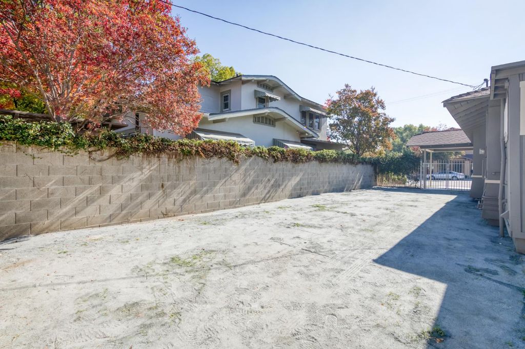 Image 34 of property listing at 627 E Mckinley Avenue, Fresno, CA 93728