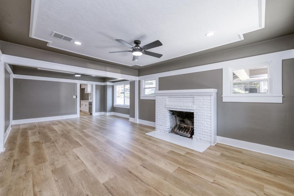 Image 5 of property listing at 627 E Mckinley Avenue, Fresno, CA 93728