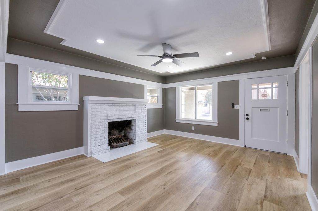 Image 6 of property listing at 627 E Mckinley Avenue, Fresno, CA 93728