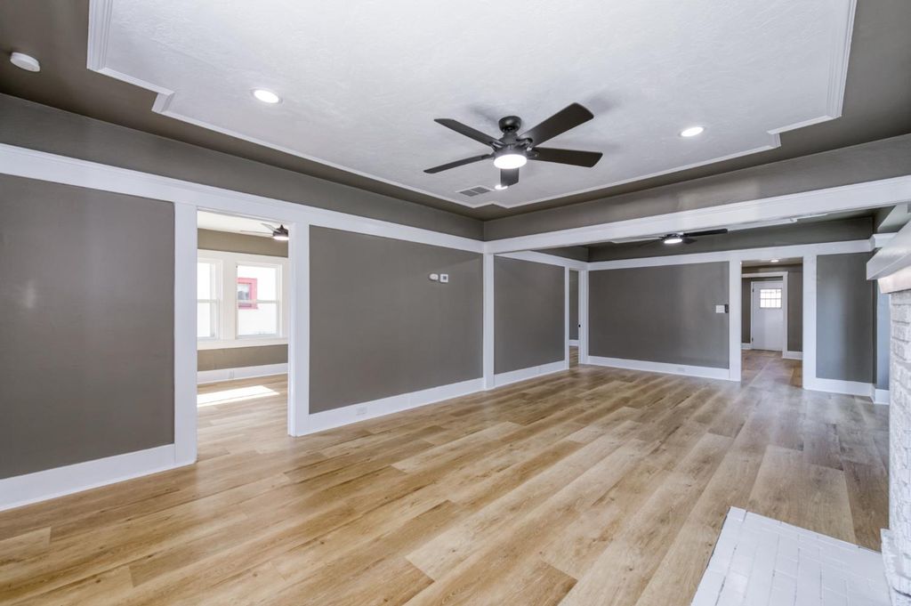 Image 7 of property listing at 627 E Mckinley Avenue, Fresno, CA 93728