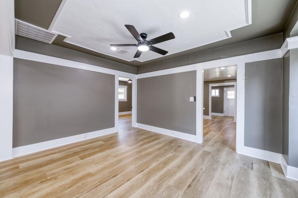 Image 8 of property listing at 627 E Mckinley Avenue, Fresno, CA 93728