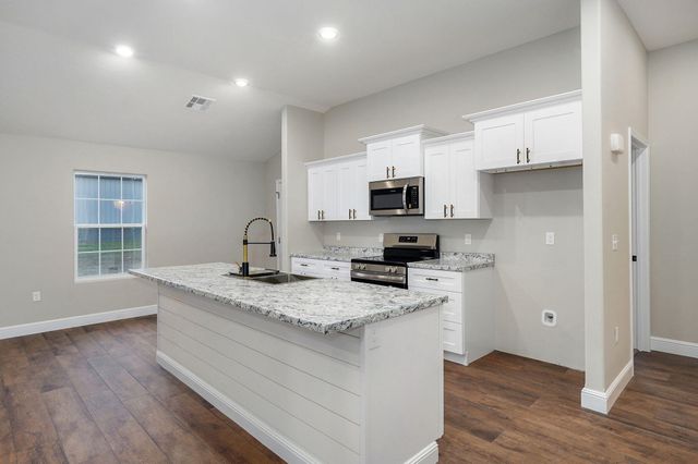 15 E Cofield Street, Aurora, MO 65605