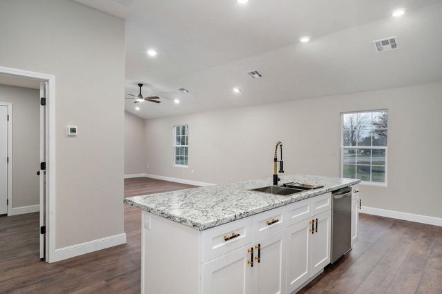 15 E Cofield Street, Aurora, MO 65605