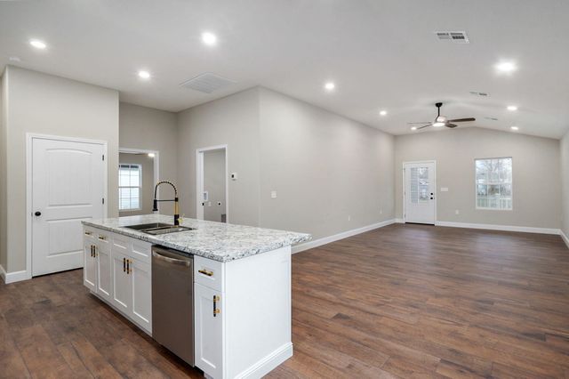 15 E Cofield Street, Aurora, MO 65605