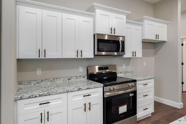 15 E Cofield Street, Aurora, MO 65605