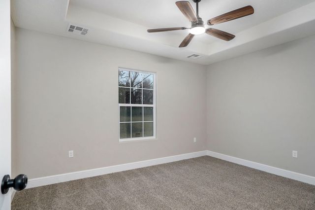 15 E Cofield Street, Aurora, MO 65605