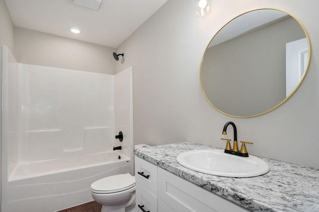 15 E Cofield Street, Aurora, MO 65605