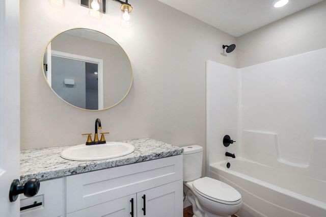 15 E Cofield Street, Aurora, MO 65605