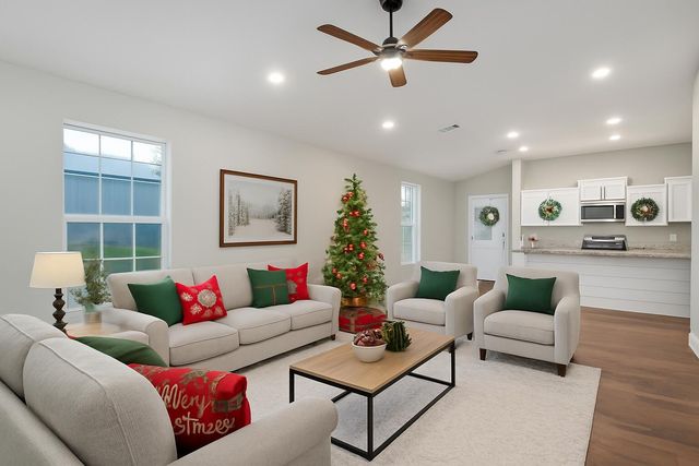 15 E Cofield Street, Aurora, MO 65605