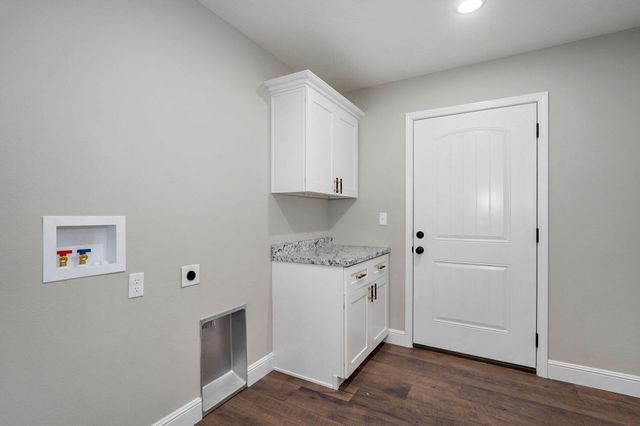 15 E Cofield Street, Aurora, MO 65605