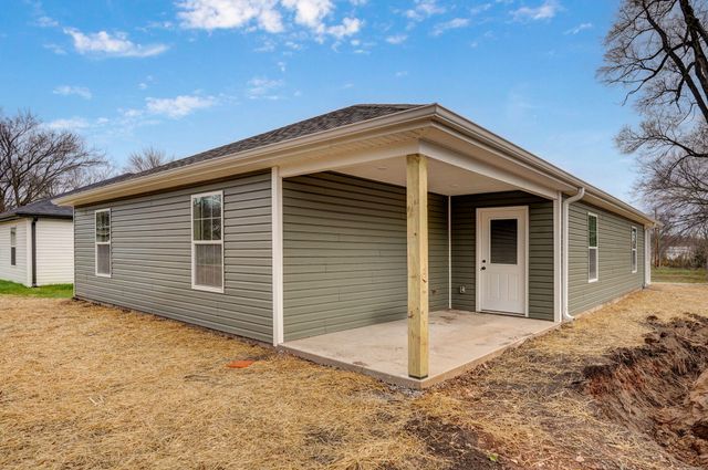 15 E Cofield Street, Aurora, MO 65605