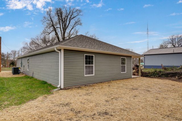 15 E Cofield Street, Aurora, MO 65605