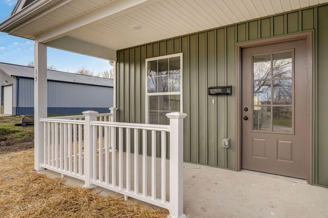 15 E Cofield Street, Aurora, MO 65605