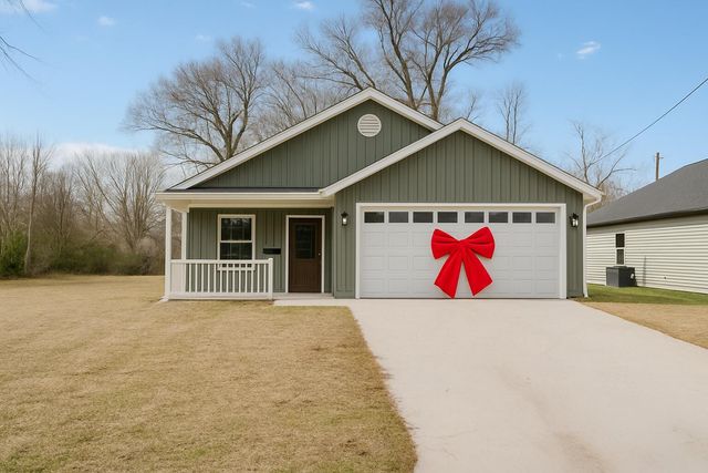 15 E Cofield Street, Aurora, MO 65605