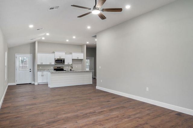 15 E Cofield Street, Aurora, MO 65605