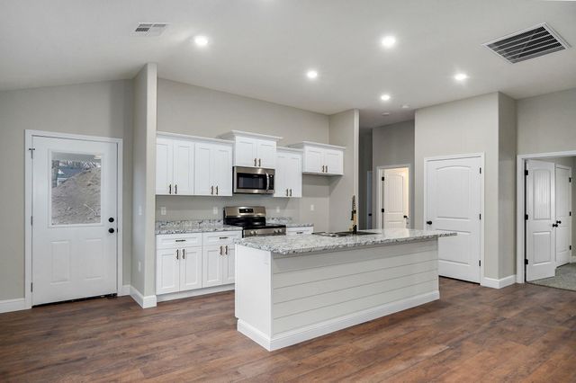 15 E Cofield Street, Aurora, MO 65605