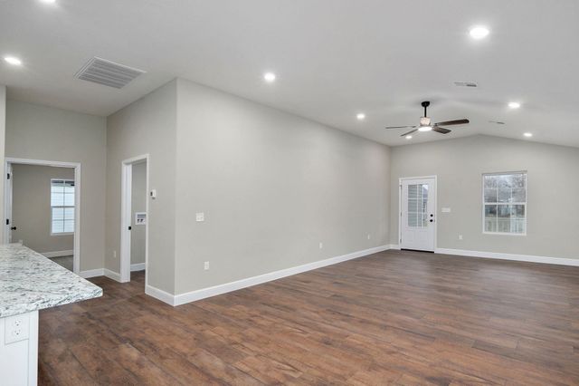 15 E Cofield Street, Aurora, MO 65605