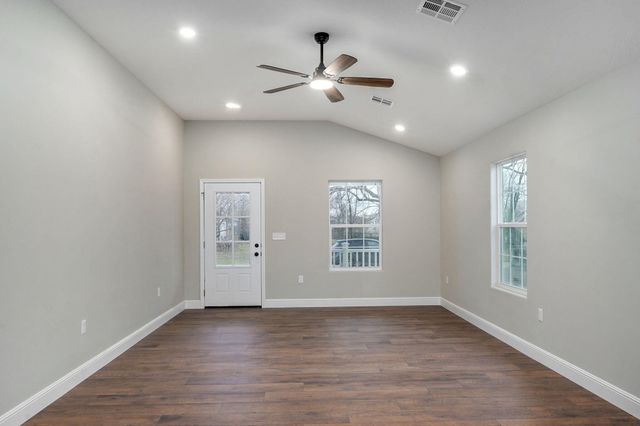 15 E Cofield Street, Aurora, MO 65605